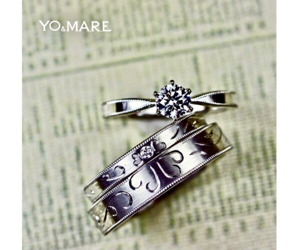 ミルグレインとクローバー模様のリボンをデザインした結婚指輪・婚約指輪のオーダー作品 ＞