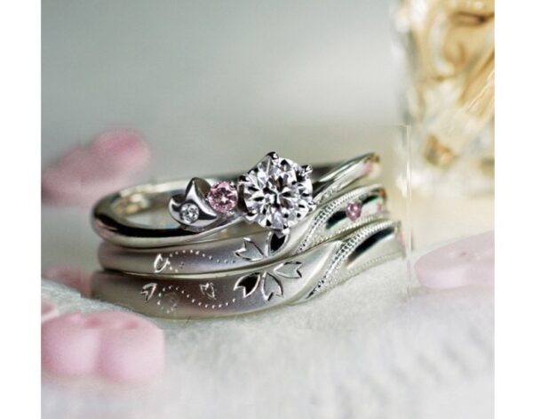 サクラの婚約指輪と結婚指輪重ねてさくら5枚花をつくるコレクション作品 ＞
