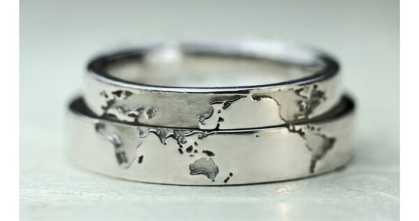 【世界地図】を2つの結婚指輪でつくった！プラチナのオーダー作品＞