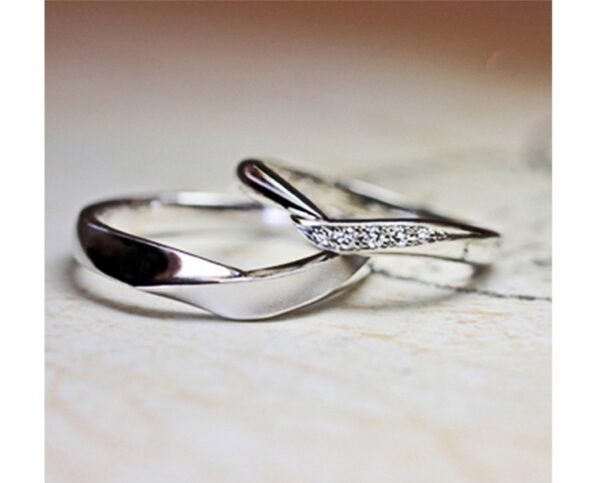 アシンメトリーのVラインにダイヤモンドをデザインした結婚指輪 ＞