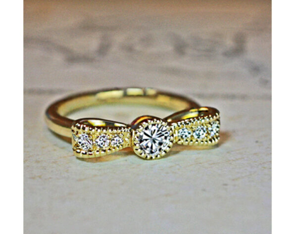 リボンにデザインされたアンティークテイストの婚約指輪ゴールドコレクション 