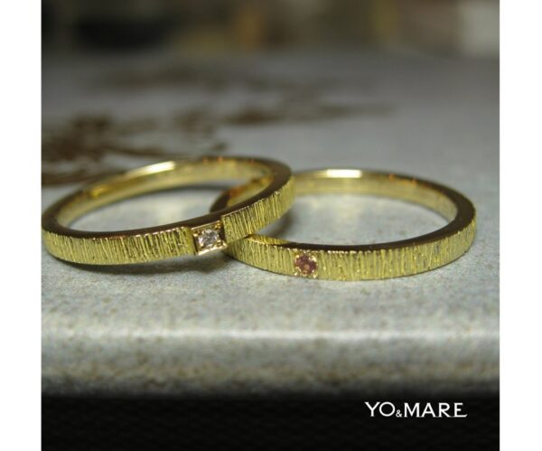 ゴールドの結婚指輪を個性的なテクスチャーでオーダーメイドした作品 ＞