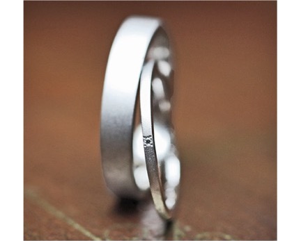 極細のレディスと幅広のメンズにデザインされた結婚指輪オーダー作品 