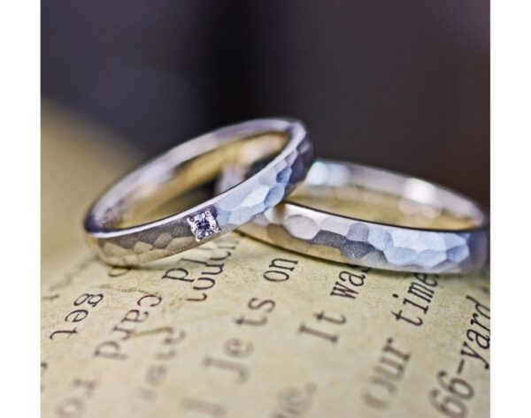 ツチメのデザインにつや消しマットを施したオーダーメイドの結婚指輪 