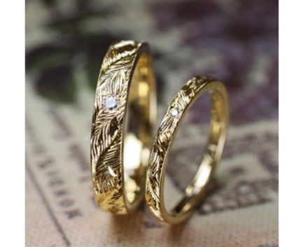 【幸運を呼ぶ結婚指輪】ミモザの模様が入るゴールドのオーダー作品 ＞