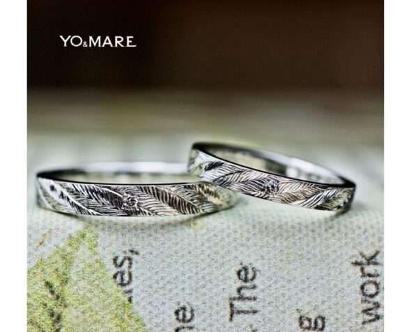 プラチナの結婚指輪にミモザの葉脈模様を手彫りで一周入れたオーダー作品 ＞