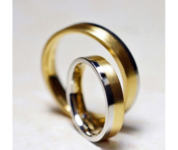 柔らかいベージュくゴールドとグレーゴールドのコンビカラー結婚指輪・コレクション ＞