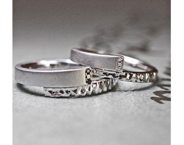  個性的なスネークをデザインした結婚指輪・プラチナコレクション 