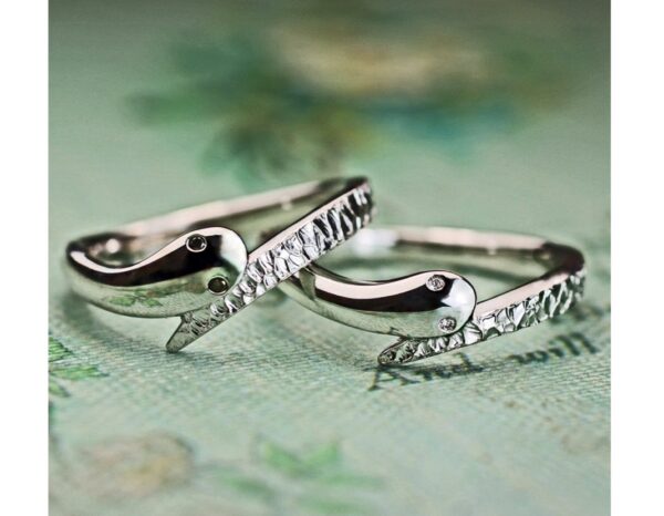 リアルで可愛いスネークをプラチナでデザインした結婚指輪オーダー作品 ＞