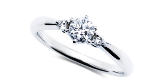ストレートアームにて、センターダイヤの両サイドに1ピースずつメレダイヤがセットされた、婚約指輪としてはベーシックなデザインですね