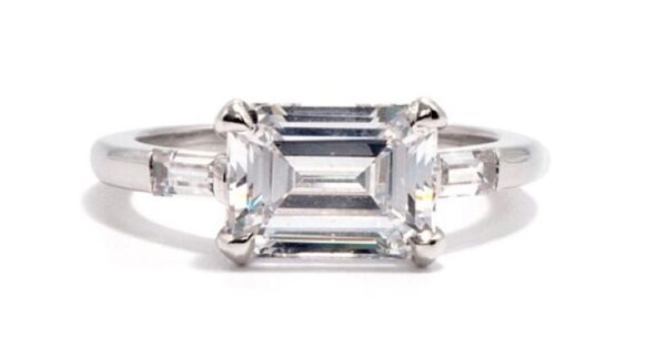 アデラ・エメラルドカットのダイヤの婚約指輪