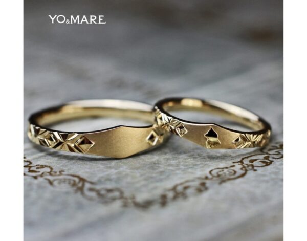 ゴールド結婚指輪に幾何学模様とねこの模様を入れたオーダーメイド作品 