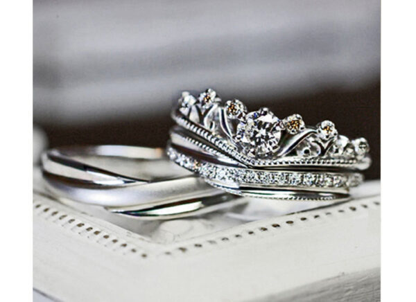 ブラウンダイヤ入りティアラデザインの婚約指輪と結婚指輪のセット 