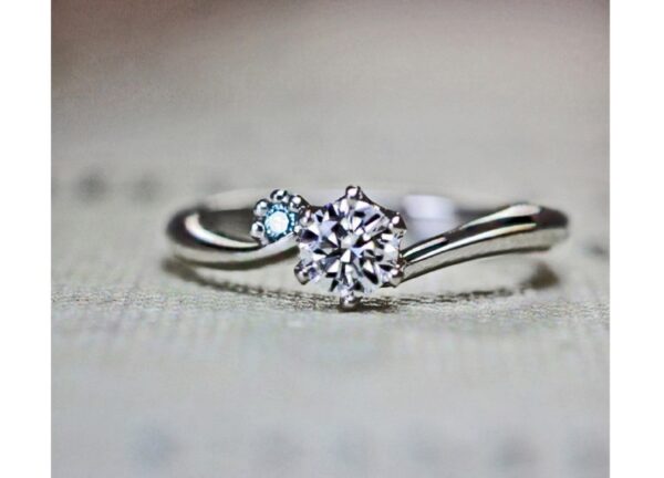  ■ ブルーダイヤのニクキュウを添えた婚約指輪オーダーメイド作品