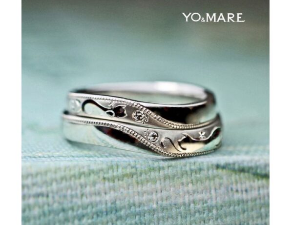 結婚指輪を重ねてねこのカップルが見つめ合う模様の結婚指輪オーダーメイド作品