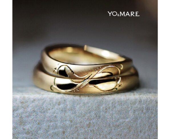 ２本のリングを重ねて個性的な砂時計の模様を手彫りで描いたゴールドの結婚指輪オーダー作品 