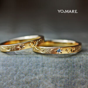 月と星の夜空の模様をゴールドの結婚指輪にデザインしたオーダー作品