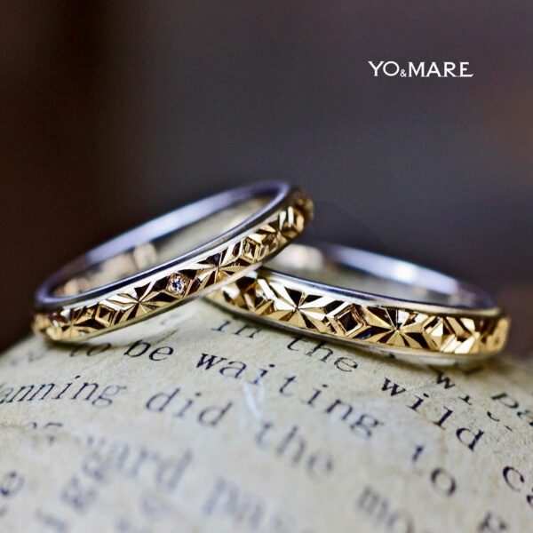 幾何学模様が手彫りで入る２カラーコンビの結婚指輪オーダー作品