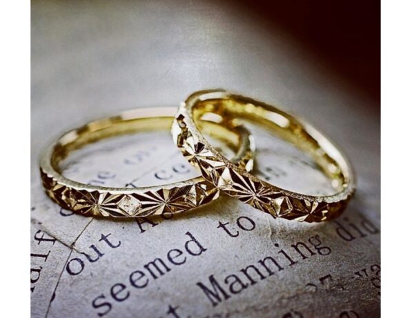 幾何学模様をデザインした華やかに光る結婚指輪ゴールドコレクション 