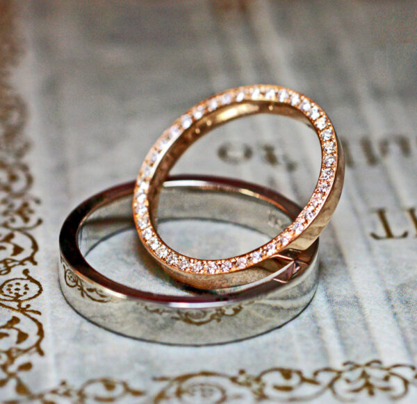 ピンクゴールドのリングの横面にダイヤモンドを一周セットした結婚指輪 