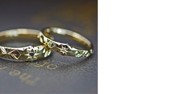 ゴールドのリングに幾何学模様を描いた結婚指輪オーダーメイド作品
