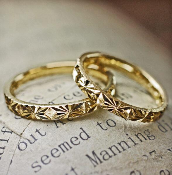 ピラミデ・幾何学模様をデザインした華やかに光るゴールドの結婚指輪 