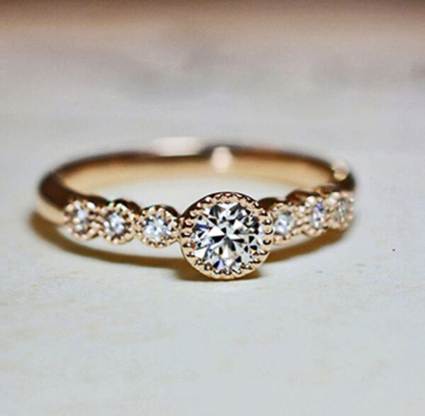 ７つのダイヤがピンクゴールドに輝くバラモチーフの婚約指輪コレクション 