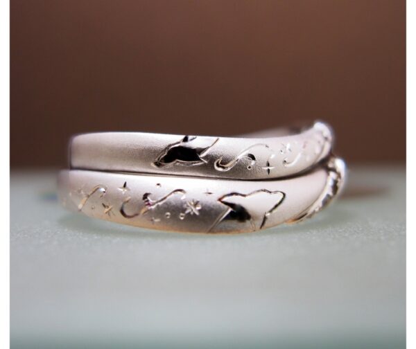 イルカの模様が手彫りで入るオーダーメイドの結婚指輪