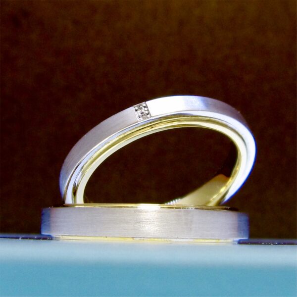 ゴールドとプラチナのリングな内側と外側でコンビカラーになった結婚指輪オーダー作品