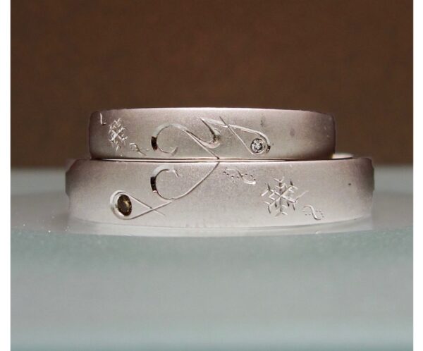 ハートとイニシャル模様を手彫りで入れた結婚指輪オーダーメイド作品