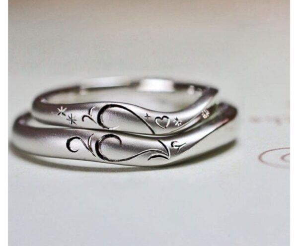 　2人のリングを重ねてハートをつくる結婚指輪