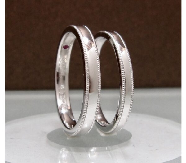リングの両エッジにミルグレインを手彫りで入れた結婚指輪作品