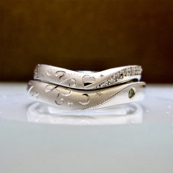イニシャルとハート模様が入るオーダーメイドの結婚指輪