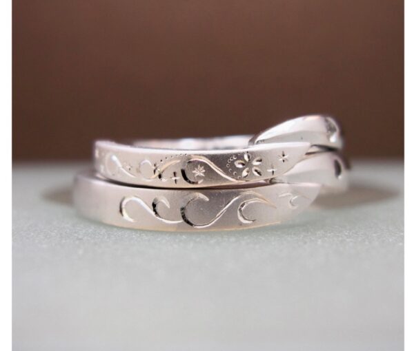 また結婚指輪は、２本重ねた時に、 リングのサイドでハート模様が出来上がる