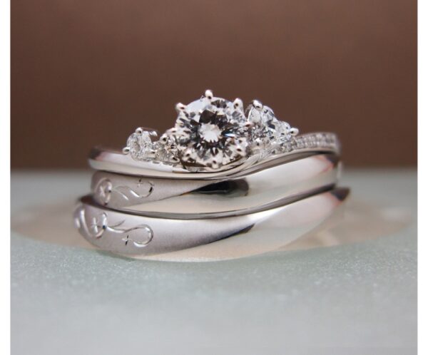 ハートダイヤの婚約指輪とハート模様の結婚指輪セットリング