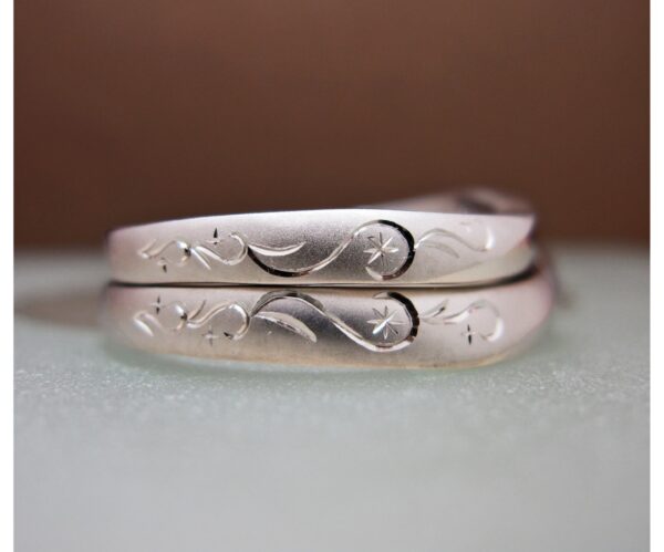 それぞれの結婚指輪には 手彫りのカラクサ模様が入っている