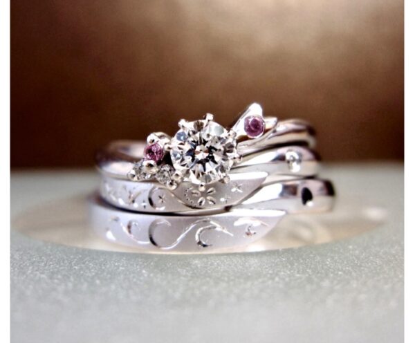 桜モチーフの婚約指輪とハート模様が入る結婚指輪のセットリング