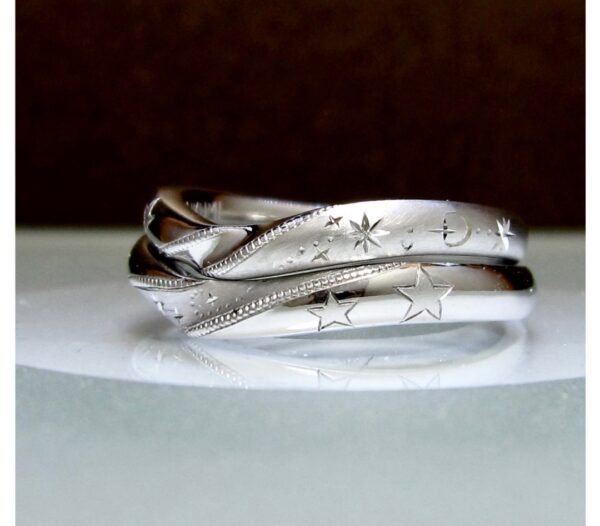 リバースの位置に同じ模様が入る、 星の模様の結婚指輪になりました。