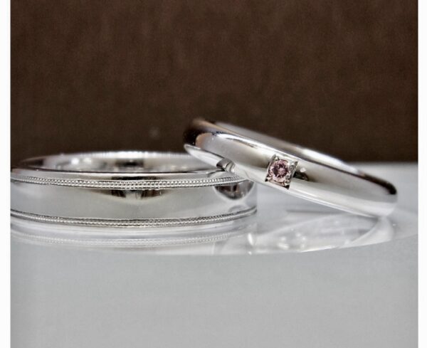 ピンクサファイアとミルグレインが入るオーダーメイド結婚指輪