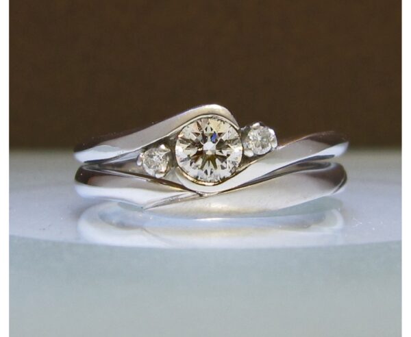 婚約指輪と結婚指輪をセットリングにデザインしたオーダーメイド作品