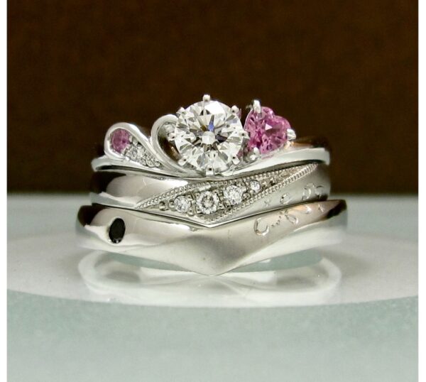 レディスリングは、先に製作した ハートピンクのサファイアが添えられた 可愛い婚約指輪とセットリングになる