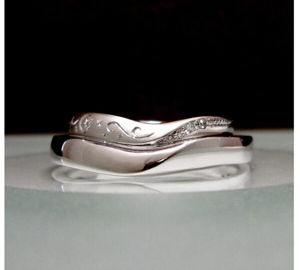 カラクサ模様とダイヤラインがデザインされた結婚指輪オーダー作品