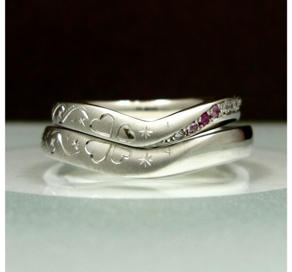 Ｖラインに四つ葉クローバー模様とピンクサファイアの結婚指輪