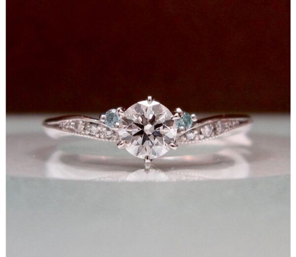 ブルーダイヤの添えられた婚約指輪オーダーメイド作品