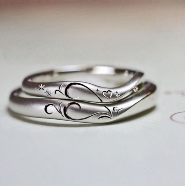 ふたりのリングを重ねてハートモチーフをつくる向かう結婚指輪オーダー作品 