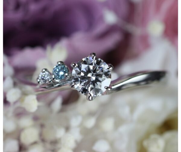ブルーダイヤモンドを添えたウェーブラインの婚約指輪オーダーメイド作品