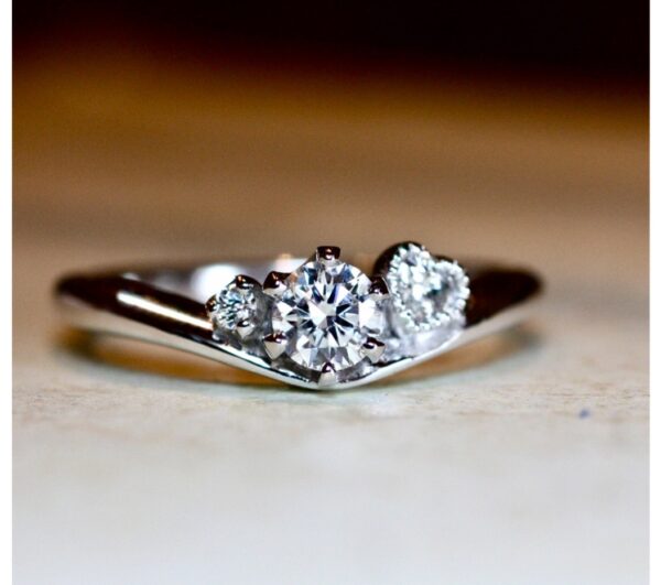 ハートダイヤとブルーダイヤが添えられた婚約指輪オーダーメイド作品