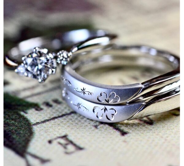 4つ葉のクローバー模様の結婚指輪と婚約指輪のセットリングオーダー作品