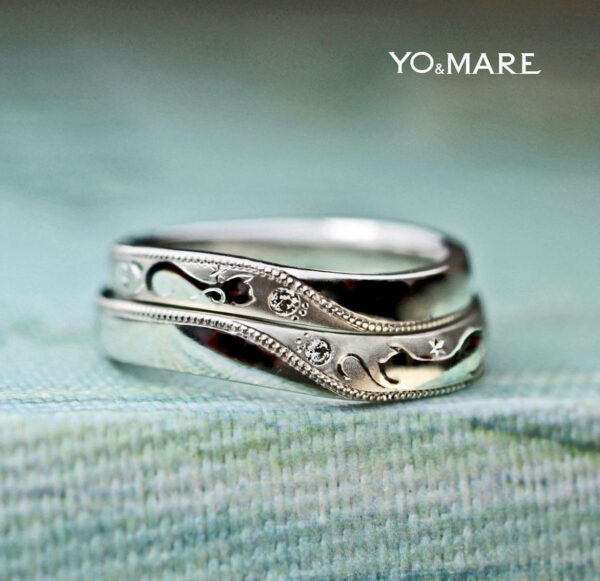 結婚指輪を重ねてねこが見つめ合う模様をデザインしたオーダー作品