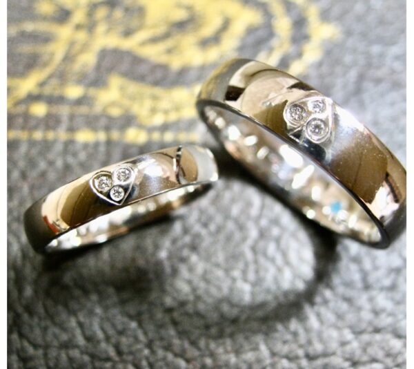 ハート形にダイヤが輝くシンプルな結婚指輪オーダー作品